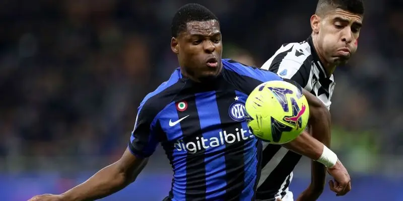 vai trò hậu vệ cánh phải