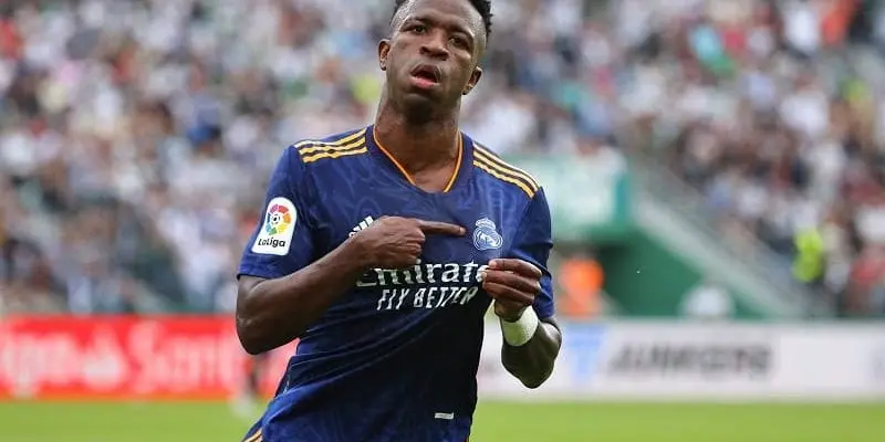 tiền đạo cánh trái Vinicius JR